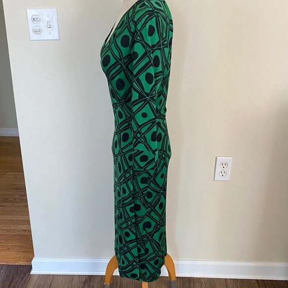 Diane Von Furstenberg vintage style silk jersey wrap midi dress. Size 10 - Picture 2 of 7